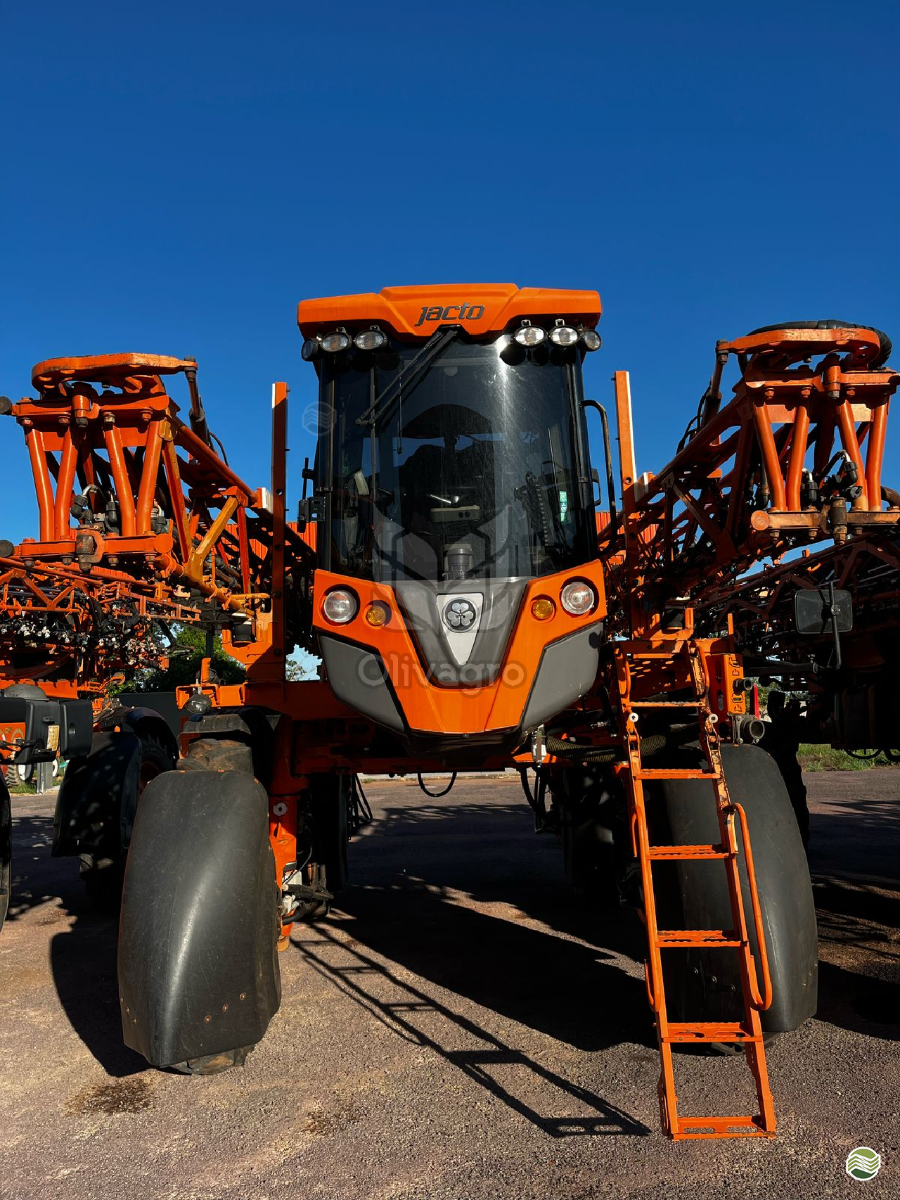 PULVERIZADOR JACTO UNIPORT 3030 Tração 4x4 Olivagro Máquinas Agrícolas CONFRESA MATO GROSSO MT